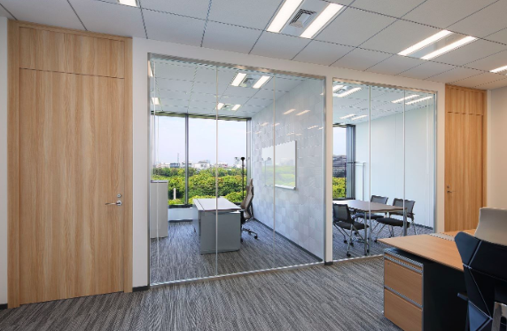 太仓小办公室如何通过设计装修出大空间感？